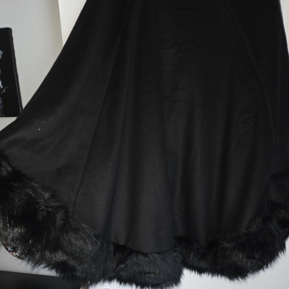 Black Fur-Trimmed Cape Coat - Picture 4 of 4